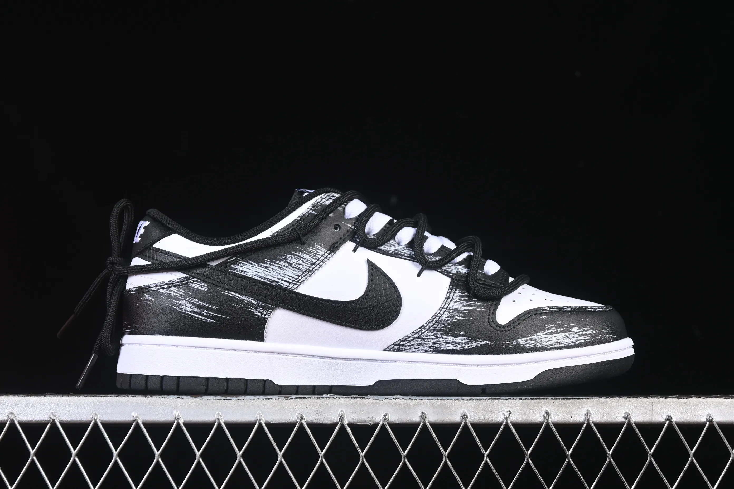 All categories Nk SB Dunk Series Nk SB Dunk Low High-end customized low-top sneakers Nike SB Dunk Low Punk style black and white straps High-end customized low-top casual sneakers DD1391-100